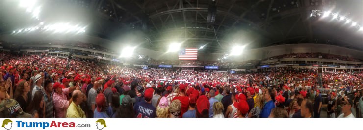 Yuge Crowd